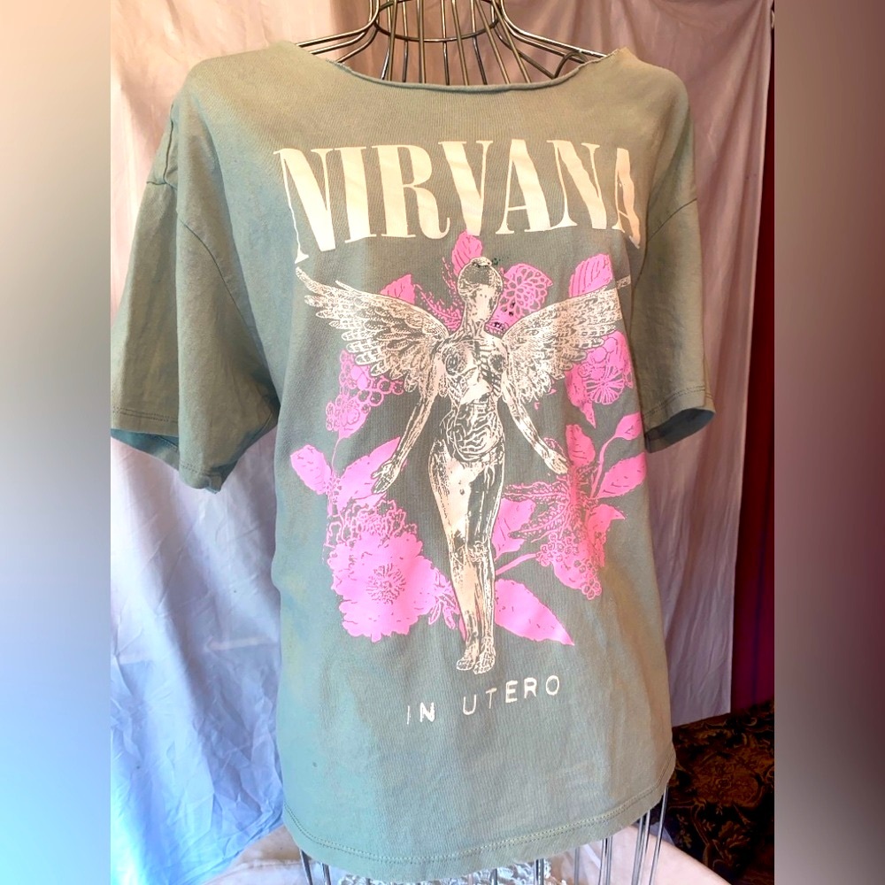 Nirvana 100% Cotton Graphic Tee w Pink Accents, Size Medium